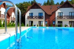 Apartament Laurowy na tle basenu
