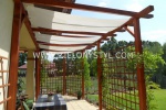 pergola z żaglami i ogrodem