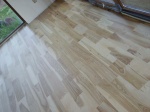 podłoga jesionowa lakierowana