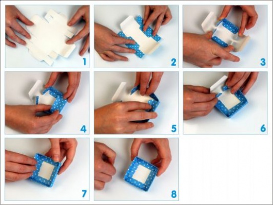 Praca w domu.Składanie opakowań ozdobnych.